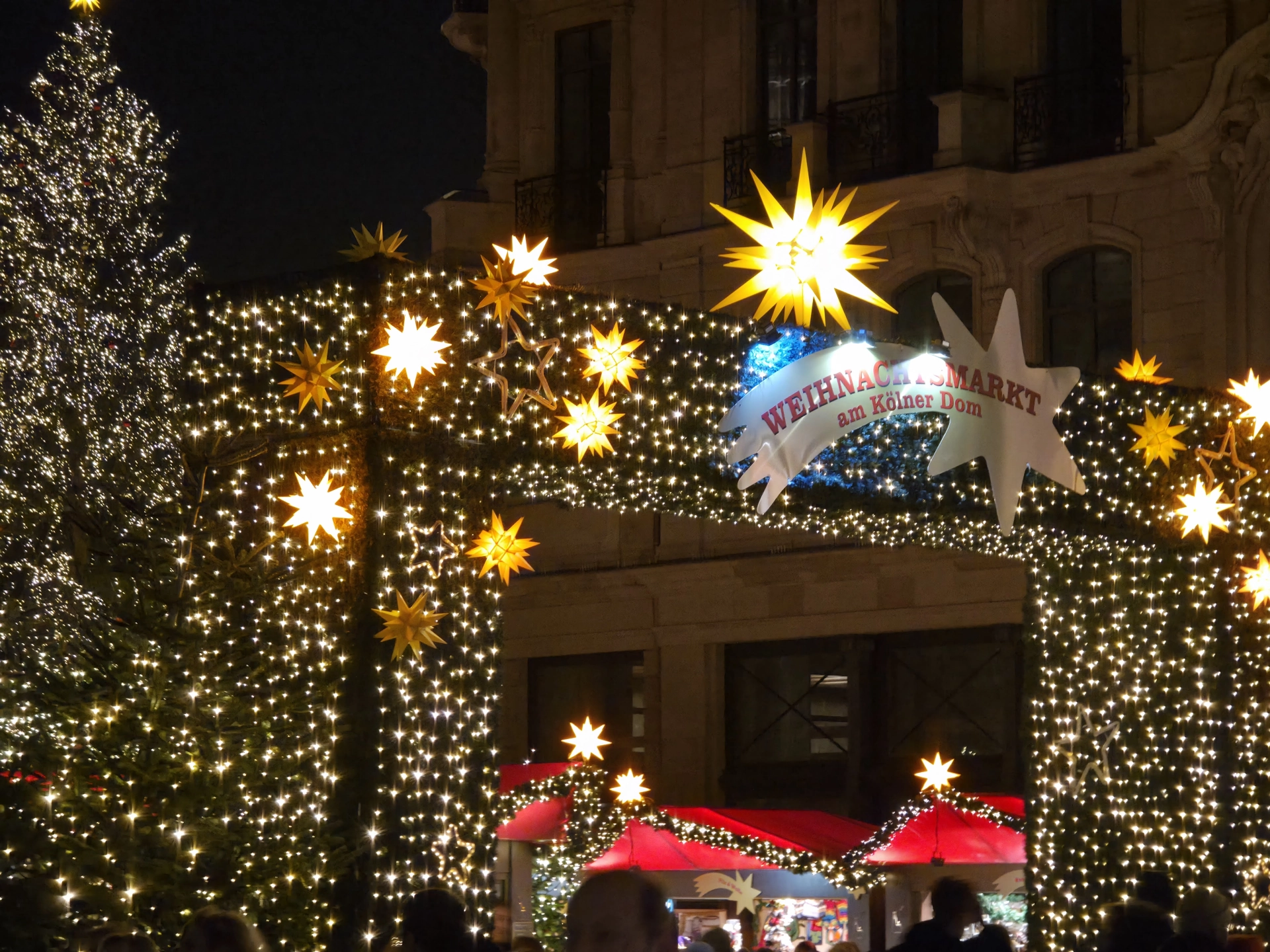 Weihnachtsmarkt am Koelner Dom 2026 – Markt der Herzen Roncalliplatz